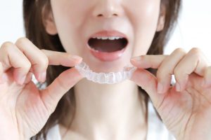 仕事中もバレにくい！マウスピース矯正を選ぶ大人が増えている理由