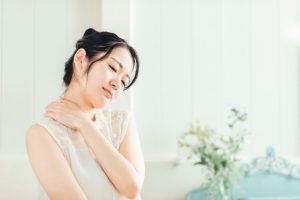 肩こりが続く原因は歯並び？噛み合わせとの意外な関係について