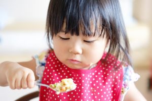 よく噛まずに飲み込んでいませんか？歯並びにも関係する食べ方のクセについて