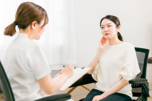 矯正が終わったのに噛みにくい？治療後に噛み合わせが安定するまでの期間と注意点